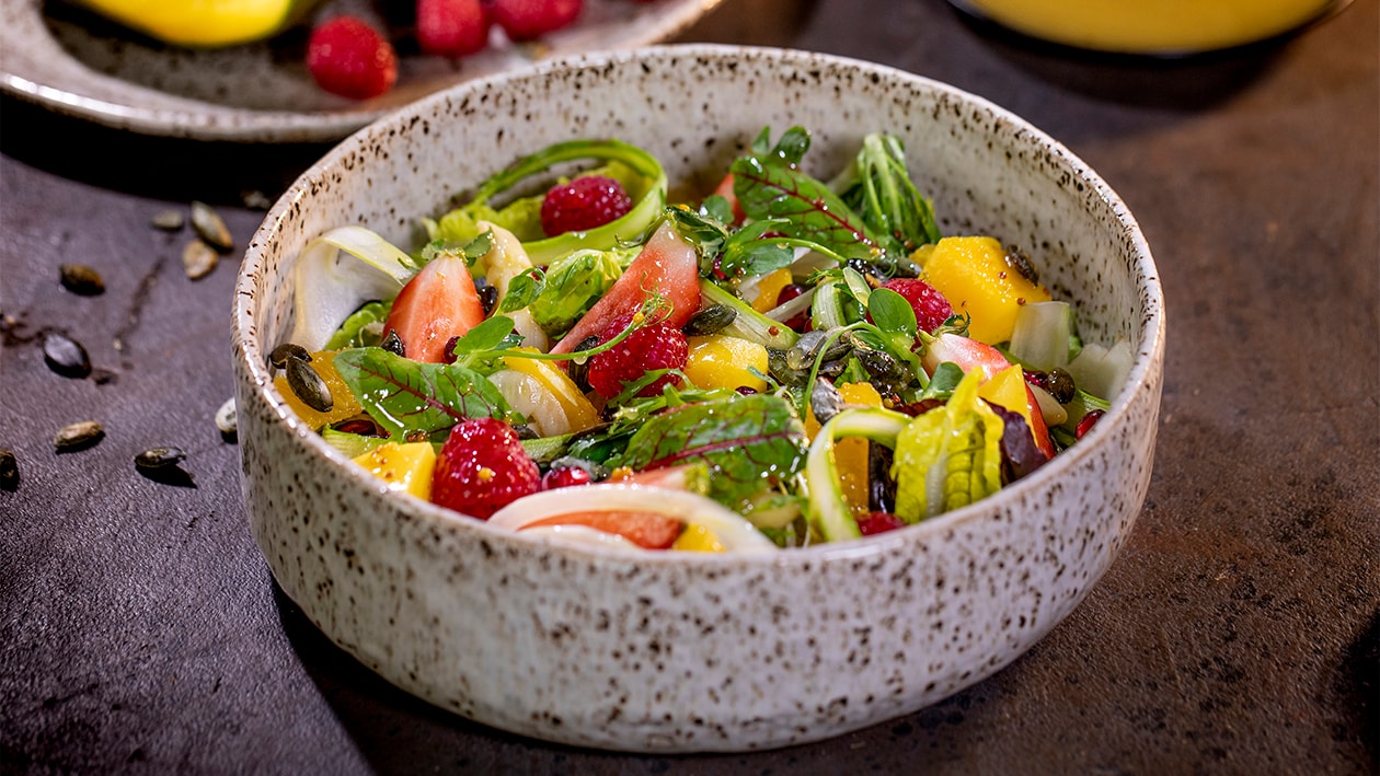 Wegańska sałatka wiosenna z cytrusowym dressingiem